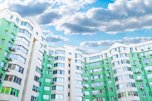 Complejo de construcción con edificios de apartamentos residenciales modernos y verdes de gran altura con muchas ventanas y balcones en la zona residencial de la ciudad Desarrollo inmobiliario