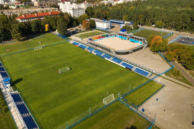 Complejo deportivo en el centro de Minsk con canchas deportivas al aire libre para juegos. Bielorrusia