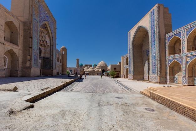 Complejo de dos edificios antiguos Ulugbek y Abdulaziz Madrasah uno frente al otro Bukhara Uzbekistán