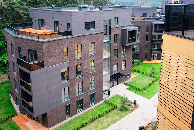 Complejo de edificios residenciales de apartamentos modernos europeos. Otras instalaciones al aire libre.