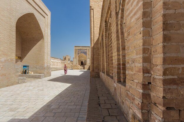 Complejo de necrópolis de Chor Bakr de antiguos edificios de ladrillo a la luz del día Bukhara Uzbekistán