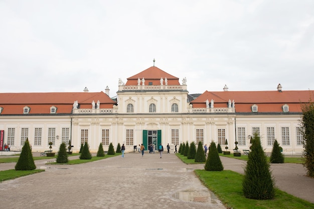 Complejo del palacio Belvedere y el parque verde en estilo barroco.