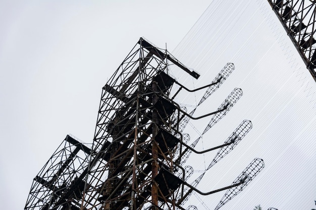 Un complejo de radio abandonado de la era soviética llamado Duga-1 o pájaro carpintero ruso, zona de exclusión de Chernobyl. Día sombrío de otoño.