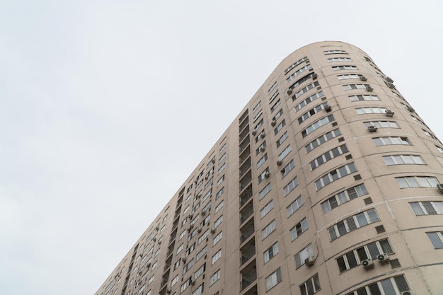 Complejo residencial de varios pisos contra el cielo. arquitectura urbana