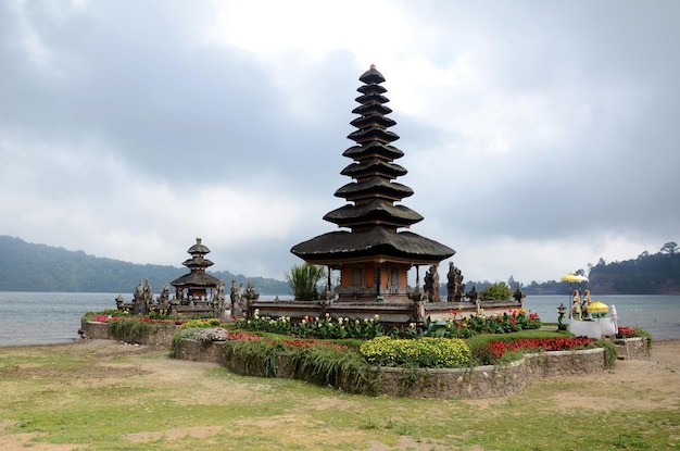 Complejo de templos Pura Ulun Danu del lago Bratan en Bali Indonesia