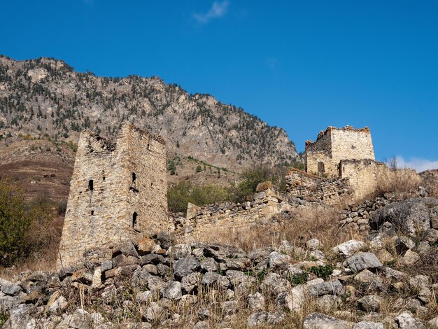 Complejo de torres medievales Egical uno de los auténticos pueblos medievales de torre tipo castillo ubicados en el extremo de la cordillera en Ingushetia Rusia