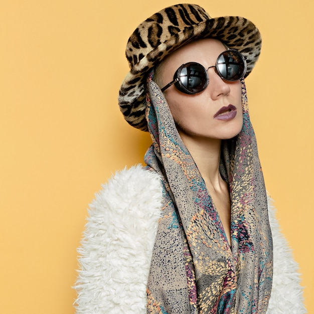 Complementos de moda para dama. Gafas, gorro, bufanda.