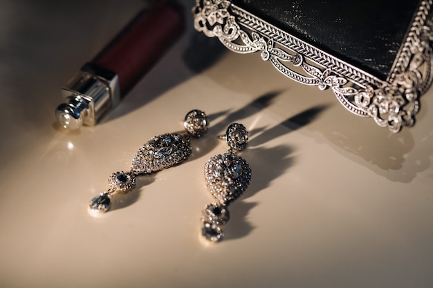 Complementos para la novia. Pendientes en el velo. Pendientes de boda blancos. Espacio para texto y anuncios.