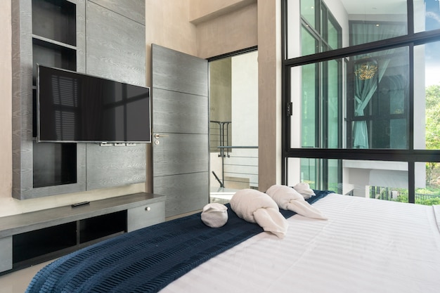 Completamente amueblado dormitorio loft moderno con TV y consola