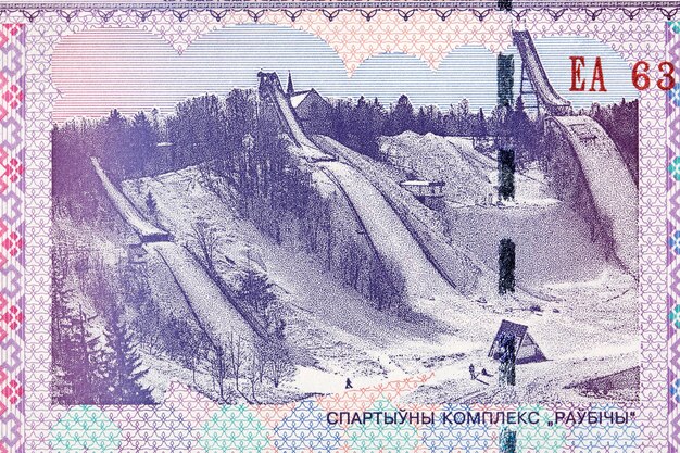 Complexo de esportes de inverno em Raubicze com dinheiro antigo da Bielorrússia