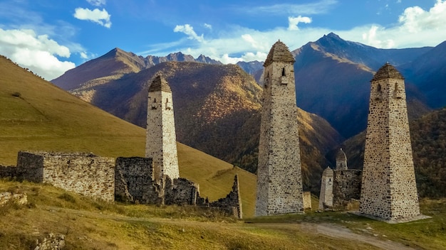 Complexo de torres erzi na inguchétia, rússia antigo complexo de torres de pedra