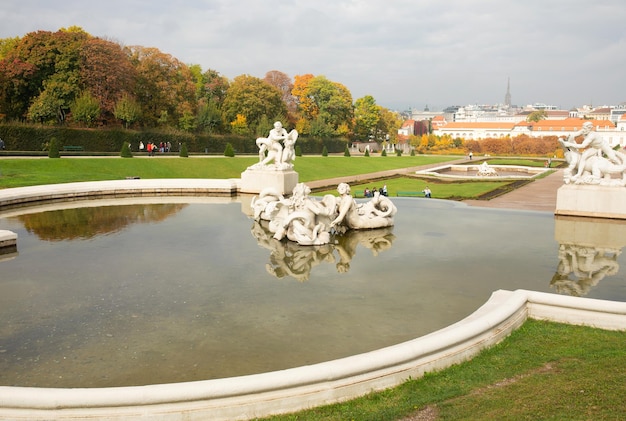Complexo do palácio Belvedere e parque verde em estilo barroco.