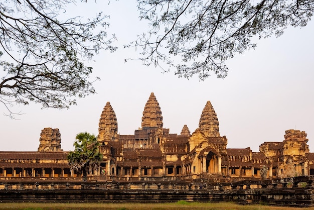 Complexo do Templo de Angkor Wat após o nascer do sol Sieam Reap Camboja