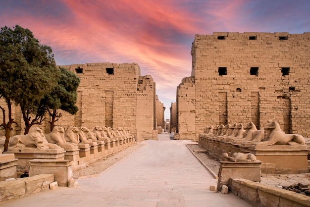 Complexo do templo de karnak céu muito bonito luxor egito áfrica