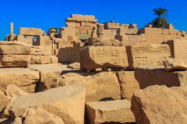 Complexo do Templo de Karnak comumente conhecido como Karnak compreende uma vasta mistura de pilares de capelas de templos decadentes e outros edifícios em Luxor Egito