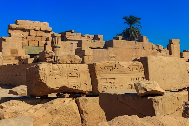 Complexo do Templo de Karnak comumente conhecido como Karnak compreende uma vasta mistura de pilares de capelas de templos decadentes e outros edifícios em Luxor Egito