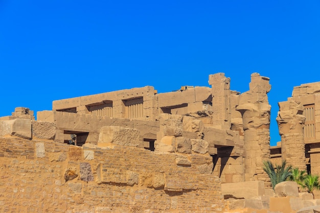 Complexo do Templo de Karnak comumente conhecido como Karnak compreende uma vasta mistura de pilares de capelas de templos decadentes e outros edifícios em Luxor Egito