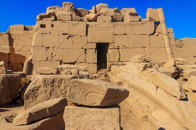 Complexo do Templo de Karnak comumente conhecido como Karnak compreende uma vasta mistura de pilares de capelas de templos decadentes e outros edifícios em Luxor Egito