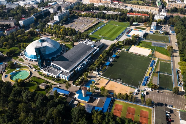 Complexo esportivo no centro de minsk com estádios abertos para jogos.