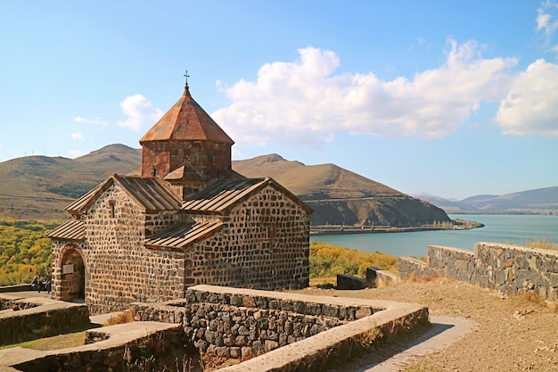 Complexo Monástico de Sevanavank em uma península na margem noroeste do Lago Sevan, na Armênia