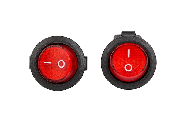 Componente electrónico del interruptor de alimentación eléctrica rojo aislado sobre fondo blanco.