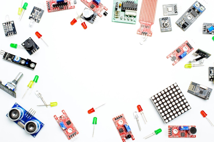 Foto componentes e módulos do arduino de vista superior, peças elétricas em um fundo branco.