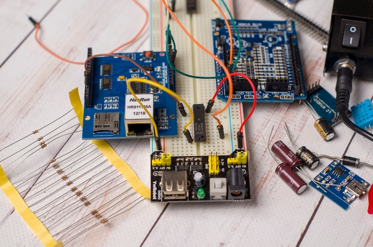 Foto componentes electrónicos condensadores placa arduino