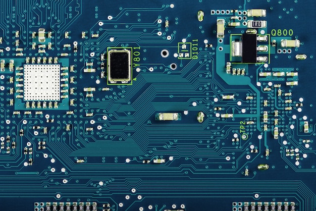 Componentes electrónicos en la PCB