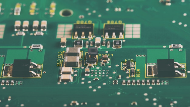 Componentes electrónicos en la PCB