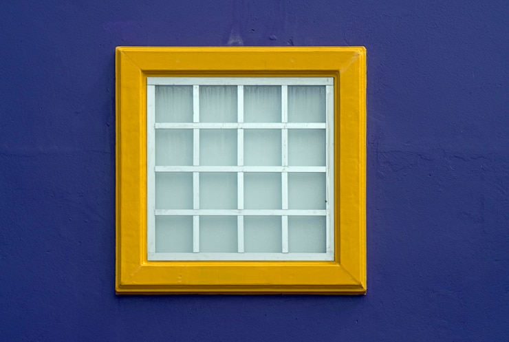 Foto composição abstrata com janela e parede coloridas
