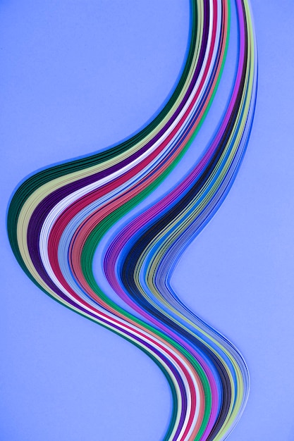 Composição abstrata com uma figura de papel colorido sobre um fundo colorido