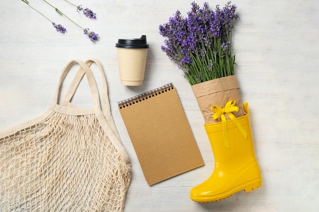 Composição aconchegante com flores de lavanda na mesa de madeira