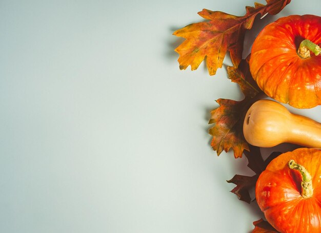 Foto composição aconchegante de outono com velas de cera de abóbora e folhas, obrigado dando conceito