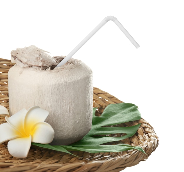 Composição com água de coco fresca em noz no branco