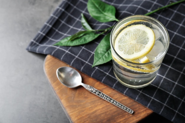 Composição com água fria de limão na mesa cinza fechada