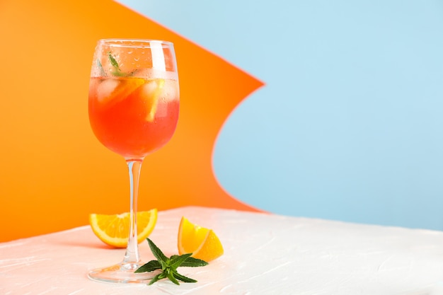 Composição com aperol spritz coquetel na cor de fundo