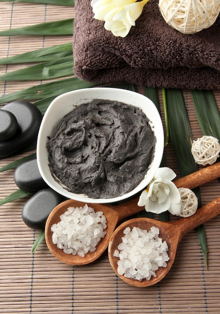 Composição com argila cosmética para tratamentos de spa em fundo de bambu