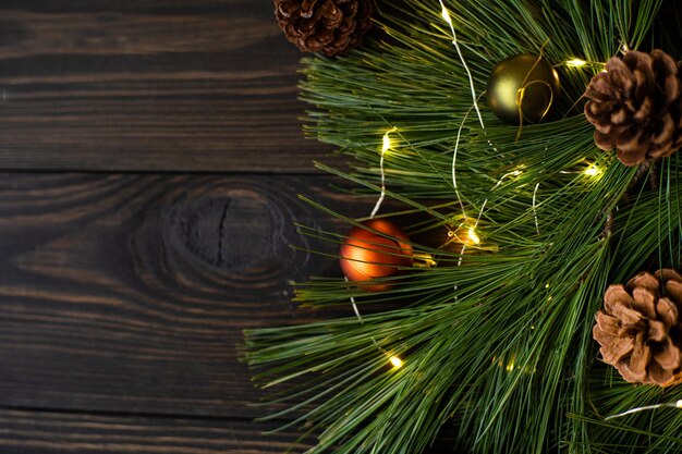 Composição com árvore de Natal decorada em fundo escuro de madeira rústica com espaço de cópia para texto eco estilo natal Vista superior