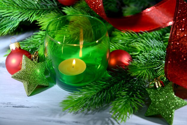 Composição com bolas de Natal, velas e enfeites em árvore do abeto, close-up