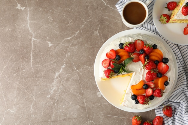 Composição com bolo de creme delicioso berry. Sobremesa saborosa