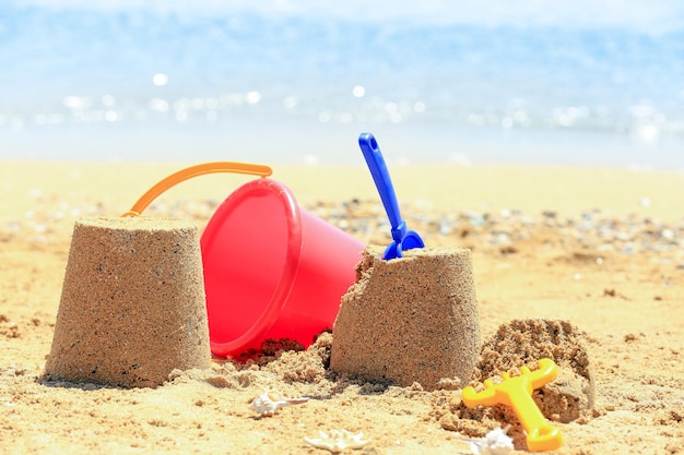 Composição com brinquedos coloridos na praia Conceito de férias