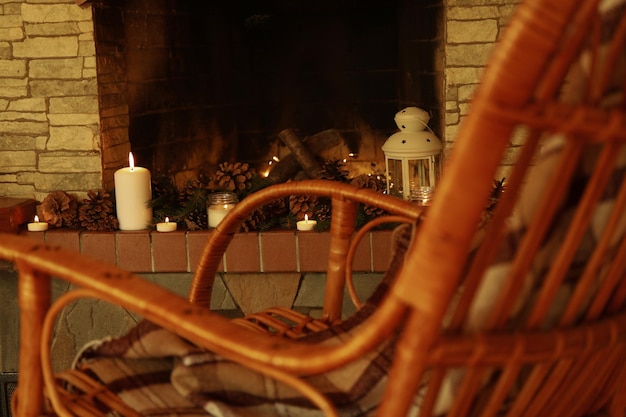 Composição com cadeira de balanço na aconchegante noite de inverno