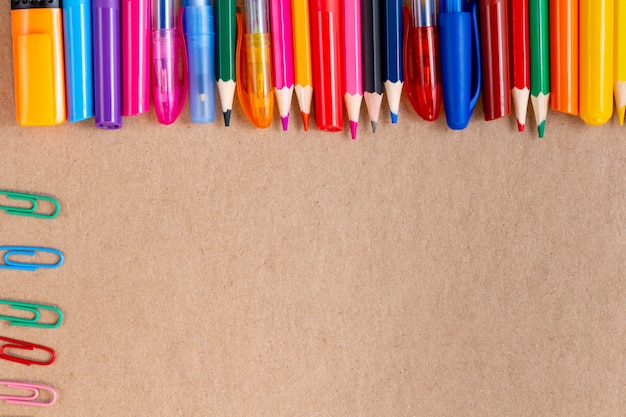 Foto composição com caderno colorido página em branco lápis, marcador e caneta modelo. volta ao conceito de escola com material de escritório em um cartão de papelaria