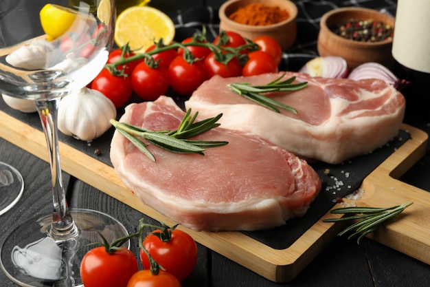 Composição com carne crua e ingredientes. Conceito de bife de cozinha