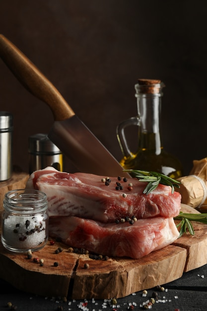 Composição com carne crua e ingredientes. Cozinhar o conceito de bife