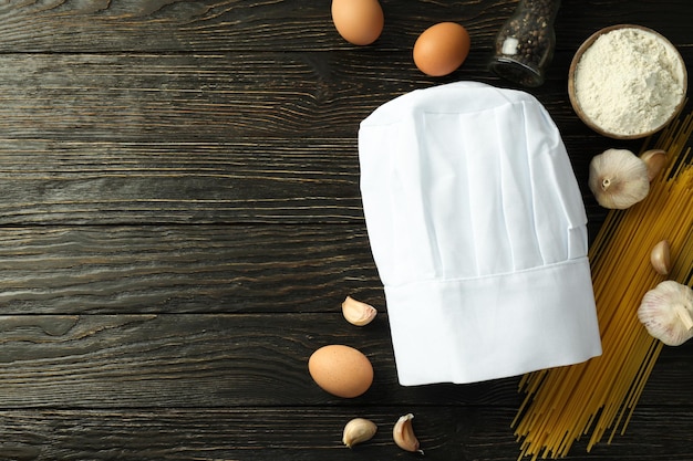 Composição com chapéu de chef para o conceito de espaço de cozinha para texto