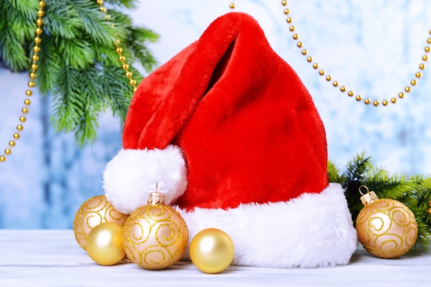Composição com chapéu vermelho de Papai Noel e decorações de Natal em fundo claro