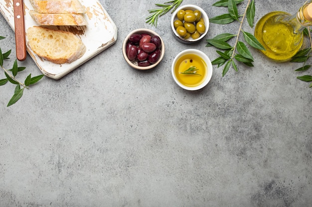 Composição com ciabatta fresco fatiado na tábua