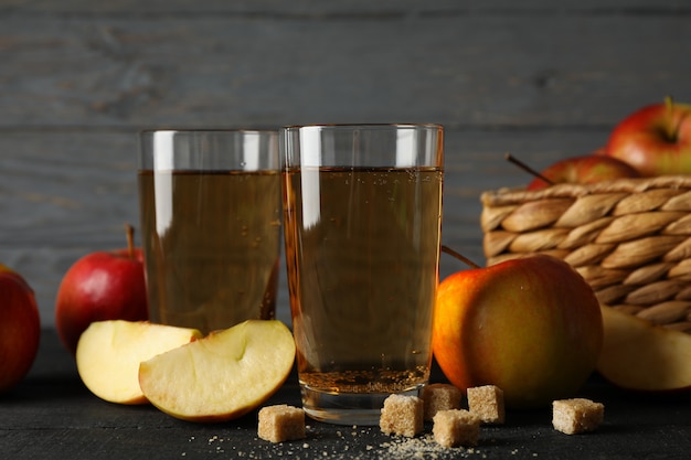 Composição com cidra, açúcar e maçãs na mesa de madeira