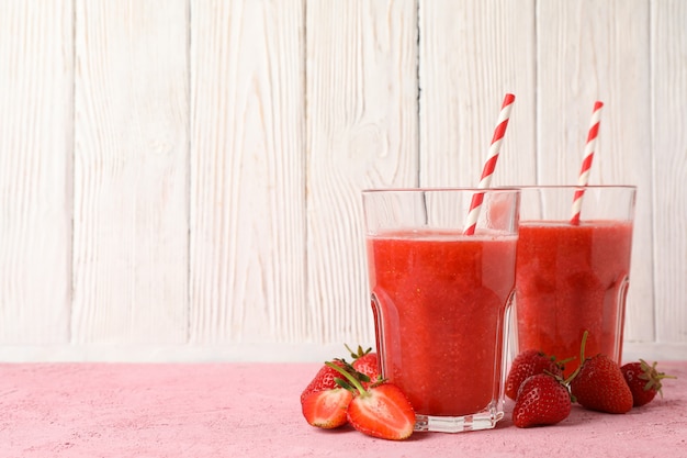 Composição com cocktails de morango na mesa-de-rosa. bebida de verão